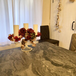 スープとカレー ボンジョルネ - クリスマスコースをキャンセルしてしまった私達のためにクリスマス仕様の花飾り