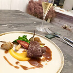 スープとカレー ボンジョルネ - ●ヴィアンド（肉のメイン）
      飛騨牛フィレ肉のポワレ　人参ピュレと赤ワインソース
      山牛蒡、菜花・菊芋・黒大根・黄色人参・金時人参