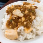 中国料理 峨嵋山 - マーボ豆腐をご飯にのせてかき込みます