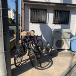 中国料理 峨嵋山 - ロードバイクはいつもと同じく、おかみさんの自転車に寄りかかって停めます