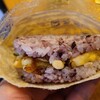 プリムベェール - サンドdeおにぎり【あなご天】(税込400円)
半分ビニール、半分紙の袋に入っており、レンジで温めたものを提供
広島県産コシヒカリに黒米をブレンドしたライスバンズで穴子天を挟んであります