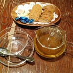 Santamaria Noverra Thisaneria - 緑茶ローザ、焼き菓子一人分