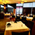 Ruth's Chris Steak House - ◎素敵な雰囲気のテーブル席。