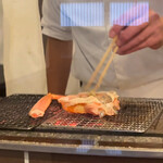 割烹 新多久 - ずわい蟹を丁寧に炭炙り