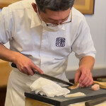 割烹 新多久 - 鰆を切る