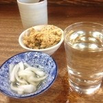 武蔵屋 - 一杯目は玉ねぎ酢漬けとおから