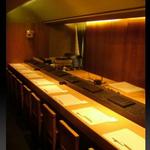 無鮨 むら田 - オシャレなジャズの流れるカウンターのみの落ち着いた店内