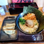 Yokohama Ie Keira-Men Shou - 2023年1月　家系醤油豚骨ラーメン＋焼き海苔＋辛ネギ＋焼き餃子3個　900＋100＋100＋250円