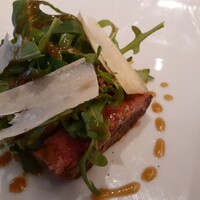 イタリア料理 Trattoria Mezzanino - 北海道産　星空の黒牛のタリアータ、バルサミコにパルミジャーノ添え。濃厚な旨味。