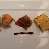 イタリア料理 Trattoria Mezzanino - 前菜3種盛り　右からフリッタータ、カポナータ、スモークサーモンリンゴ添え。