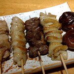 ぱたぱた家 - 串盛(左からもも、ぼんじり、ハツ、皮、しいたけ)