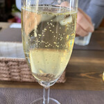 カフェボヌール - スパークリングワイン 660円也