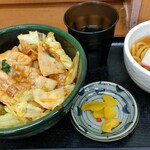 biyoubusampa-kingueriakudarisunakkuko-na- - 豚味噌炒め丼とミニうどん、￥880。いつもながら好印象な接客です。