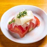毛豆/整根腌黃瓜/韓式腌鱈魚內臟/海苔番茄319日元 (含稅)