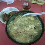 お勧めの天津飯ですが左上の小皿は違います。2009年8月2日、17:00撮影