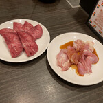 炭火焼ホルモン 濱蔵 - 牛タン1,600円、鳥せせり490円