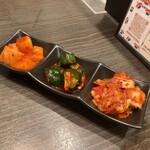 炭火焼ホルモン 濱蔵 - キムチ盛合せ　700円(税込)