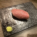 炭火焼ホルモン 濱蔵 - 肉寿司　550円(税込)