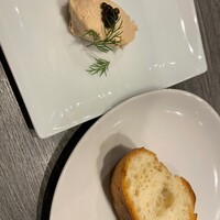 鉄板焼katakago - サーモンムースと予約時お願い必須バゲット