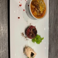 鉄板焼katakago - 前菜　右からサーモンムース、チョップステーキ、煮込み