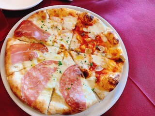 イタリア食堂 ラ ルーチェ - 生ハムとサラミの白いピザとアンチョビのハーフ&ハーフ