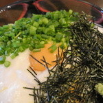 Honteuchi Taiya - 雪見の白い部分は、３種の芋等をＭＩＸしたフワフワのとろろ。下に汁と蕎麦が入っている。
