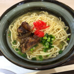 クイックリー - 料理写真:ソーキそば690円税込！和風出汁ともちもち中太ちぢれ麺が合う！