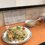 亀城飯店 - 炒飯セットです　　唐揚げ3個炒飯とサラダ