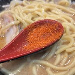 麺処 花田 - 【再訪】レンゲだけに一味をいれる