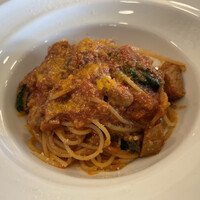 リストランテ エスト - Pranzo A 有機栽培の野菜スープ、国産豚ラグーとちぢみほうれん草のトマトソース スパゲッティーニ、ドルチェの盛り合せ、ミルクティ（税込 1,800円）評価＝◎：パスタ