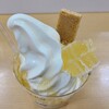 杉養蜂園 - 巣房蜜ソフトクリーム(税込830円)
初めて巣房蜜を頂いたのですが、しっとり濃厚で滋養たっぷりな甘みが印象的でした
ハニーワッフルのサクサク感もアクセントになっています