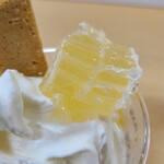 杉養蜂園 - 巣房蜜ソフトクリーム(税込830円)
            バニラソフトクリームに巣房蜜を混ぜ込みながら頂くと甘みに深みが出ますね♪