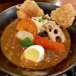 Udon Resutoran Henkotsu - ゆで卵、パプリカ、ピーマン、茄子、ジャガイモ、人参、玉ねぎ、とろけるチーズ、カリカリチーズ焼き等がトッピングされています