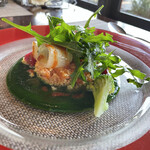 Oh! la Vache - いつもの前菜、スモークサーモンとクスクス。ほうれん草ソースはカレー味が強くてほうれん草はよく分からず