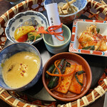 和韓料理 プルコギ専門店 じゅろく - 前菜(注文後、約10分で配膳)。焼きスジの茶碗蒸しも美味しい。