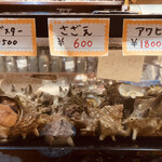 居酒屋 こんどう - カウンター前の水槽