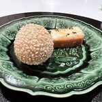 TOMONO - 【 胡麻団子とチーズケーキ 】