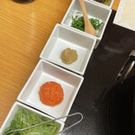しゃぶしゃぶ・日本料理 木曽路 - 薬味達、1番上が食べる辣油。