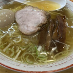 中華そば さとう - 綺麗なスープに目を奪われる