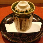 肉割烹 五平 - 開ける前のフォアグラの茶碗蒸し トリュフ添え(コース料理 肉割烹コース 正月バージョン)