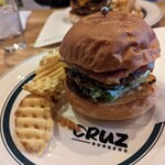 CRUZ BURGERS & CRAFT BEERS - 