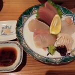 酒菜舎虎純 - 刺身の盛り合わせ1人前（左下から時計回りで、カンパチ、寒鰆炙り、ひっさげマグロ、うすばはぎ、伝助あなご炙り）