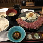 うし寅 - 定食　大200g   お肉厚切り。ちなみに大食いに分け与えるためご飯は大盛り。これ大盛りなのかなぁ。