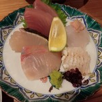 酒菜舎虎純 - 刺身の盛り合わせ1人前（左下から時計回りで、カンパチ、寒鰆炙り、ひっさげマグロ、うすばはぎ、伝助あなご炙り）