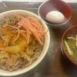 すき家 - 牛丼（特盛）700円 たまごセット　130円