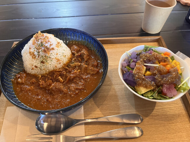 『鎌倉野菜のサラダとカレー』by matsu1042001 : micoco cafe （ミココ カフェ） - 北鎌倉/カフェ [食べログ]