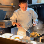 松石 - 皿に盛る店主