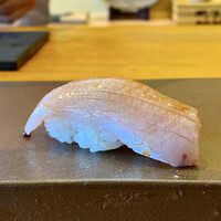 恵比寿 えんどう - 函館 鰤
                    鰤にしては脂が上品ですね！
                    しっとりとしてシャリとの味の重なりがとても良いです♪