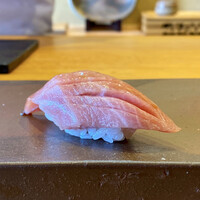 恵比寿 えんどう - 青森県尻労（しつかり） 鮪中トロ 漬けと同じ魚体
                    包丁をダイナミックに入れる事で筋が切られ柔らかです。
                    脂のりが素晴らしくシャリはあくまでもサポート役、冬の鮪は美味しいです！