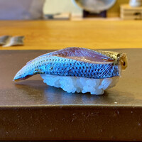 恵比寿 えんどう - コハダ
                      東京一締めないコハダですと大将がおっしゃります（笑）
                      お鮨屋さんの種へのアプローチの違いが如実に現れるこのコハダ、酢の味はほんと薄っすらと、コハダ本来のほろ苦さが良く感じられ美味です♪